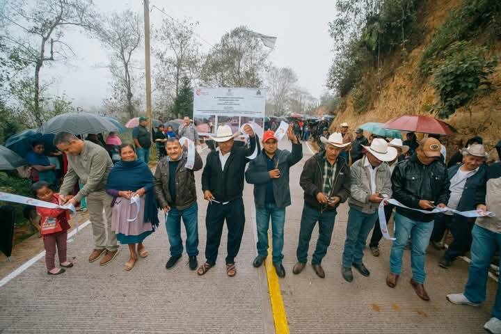 ALCALDE DE COSCO ENTREGA OBRA EN ZACATLA