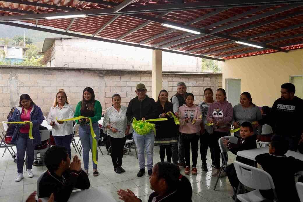 INAUGURA ERNESTO RUIZ COMEDOR ESCOLAR