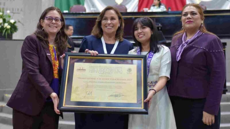 ENTREGAN PREMIO ESTATAL DE LA MUJER A MEJOR ESTUDIANTE DEL MUNDO