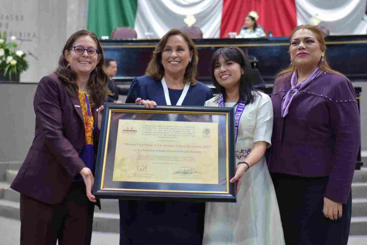 ENTREGAN PREMIO ESTATAL DE LA MUJER A MEJOR ESTUDIANTE DEL MUNDO