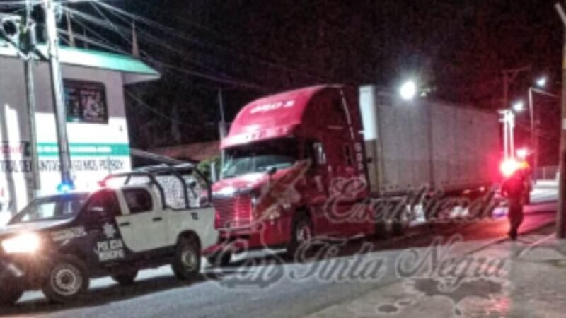 ROBAN TRÁILER EN COSCOMATEPEC; LO RECUPERA LA POLICÍA