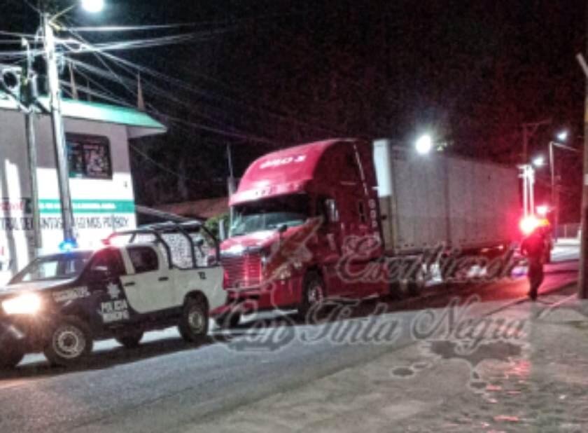 ROBAN TRÁILER EN COSCOMATEPEC; LO RECUPERA LA POLICÍA