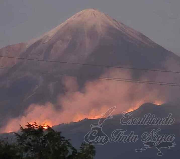 INCENDIO EN EL PICO DE ORIZABA, SIN CONTROL