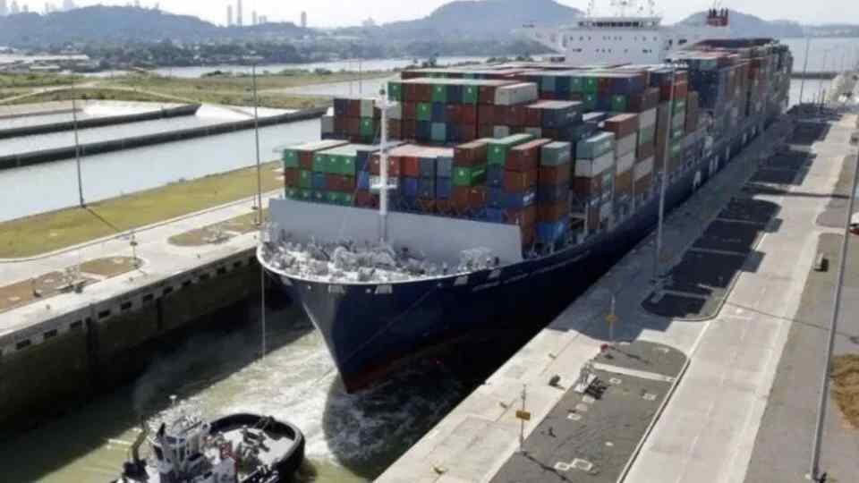 TRUMP AFIRMA QUE BARCOS DE EU DEBERÍAN PASAR GRATIS POR CANALES DE PANAMÁ Y SUEZ
