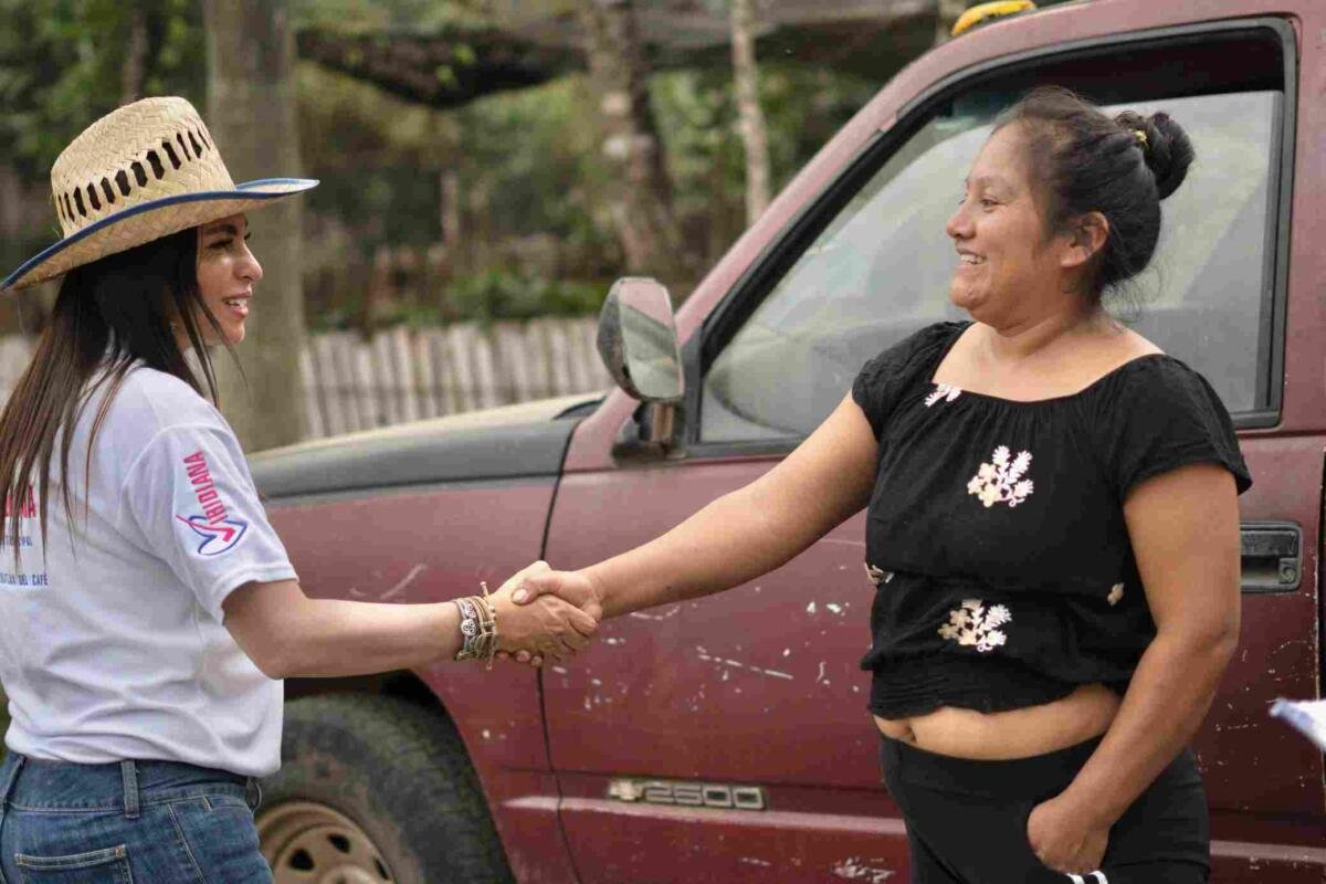 RECIBEN A VIRIDIANA BRETÓN EN OCOTITLÁN