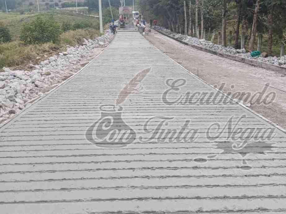 AVANZA PAVIMENTACIÓN DE CAMINO VIEJO A CALCAHUALCO