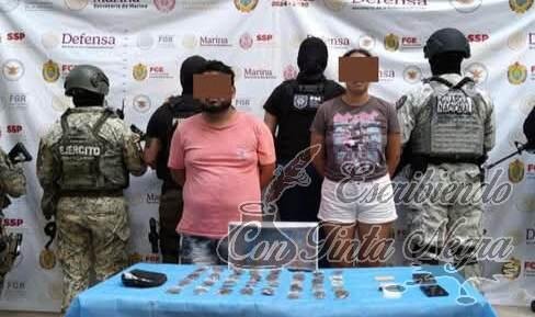 DETIENEN A PAREJA DE NARCO MENUDISTAS
