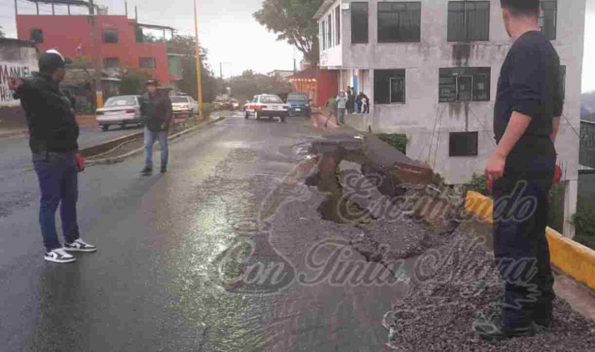 SE HUNDE CARRETERA EN EXCOLA