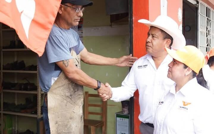 COMERCIANTES Y ARTESANOS RECIBEN A ARMANDO REYES