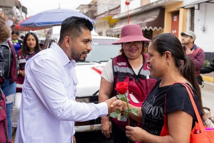 RECONOCE ALEJANDRO PORRAS A MADRES HUATUSQUEÑAS