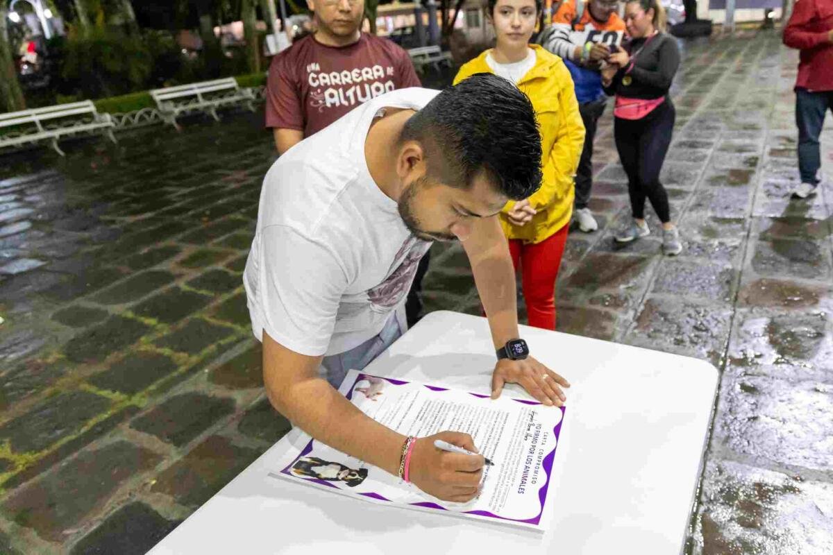 FIRMA ALEJANDRO PORRAS A FAVOR DE LA PROTECCIÓN DE LOS ANIMALES