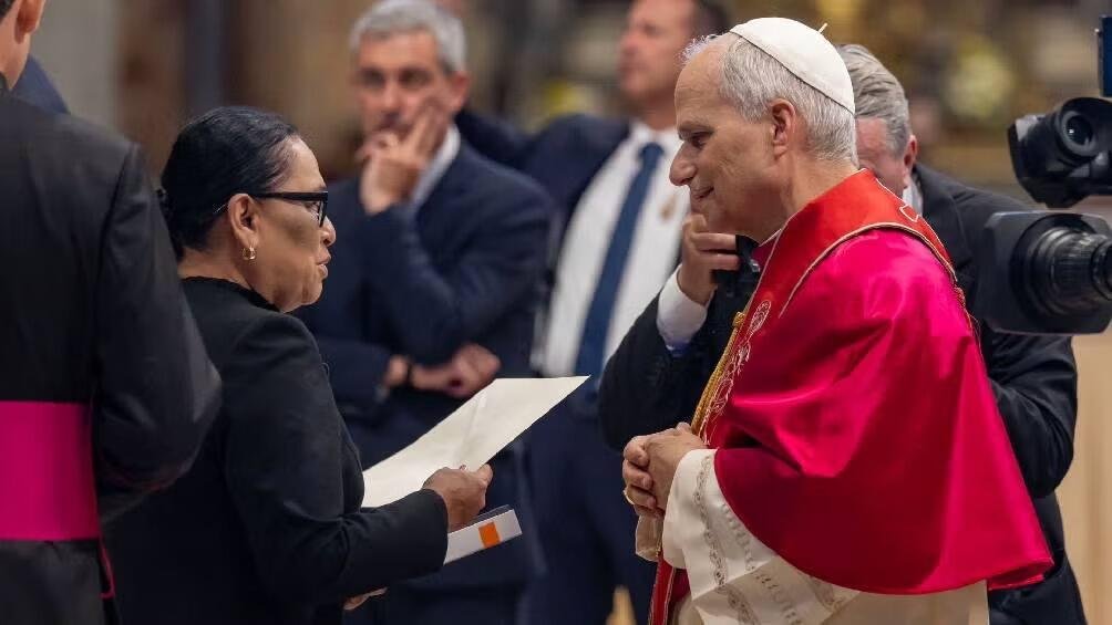 PAPA LEÓN XIV RECIBE LA CARTA INVITACIÓN DE CLAUDIA SHEINBAUM PARA VISITAR MÉXICO