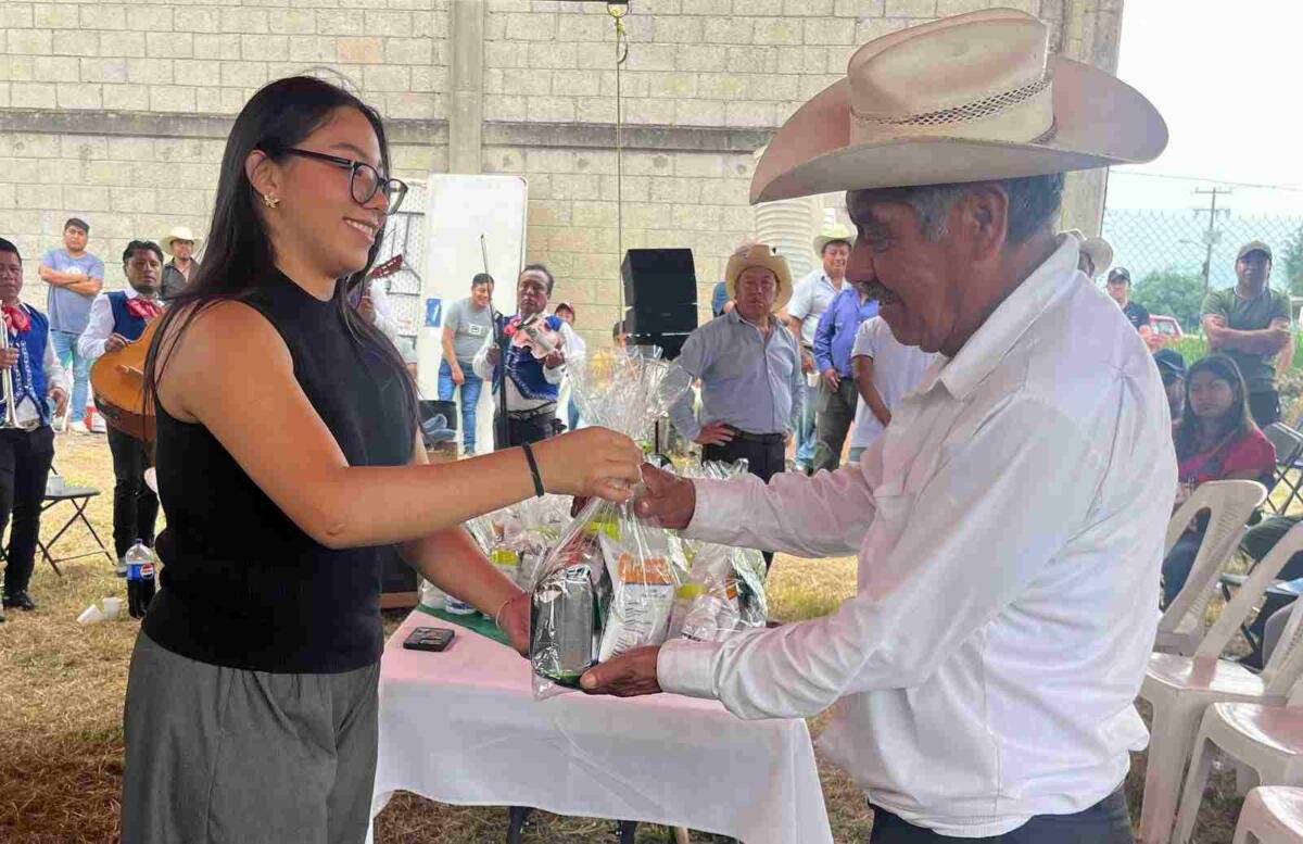 SE REUNEN AGUACATEROS EN CALCAHUALCO