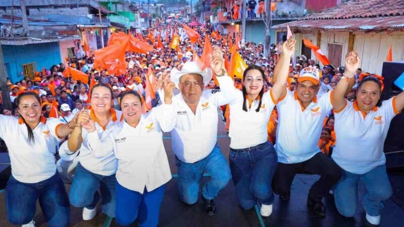 MILES ACOMPAÑAN A ARMANDO REYES EN SU CIERRE DE CAMPAÑA