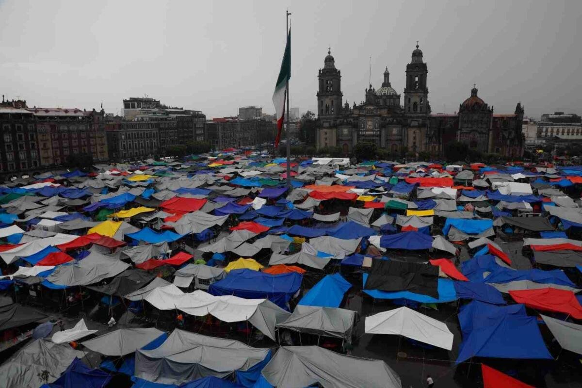 CNTE ACUERDA PONER FIN A PLANTÓN