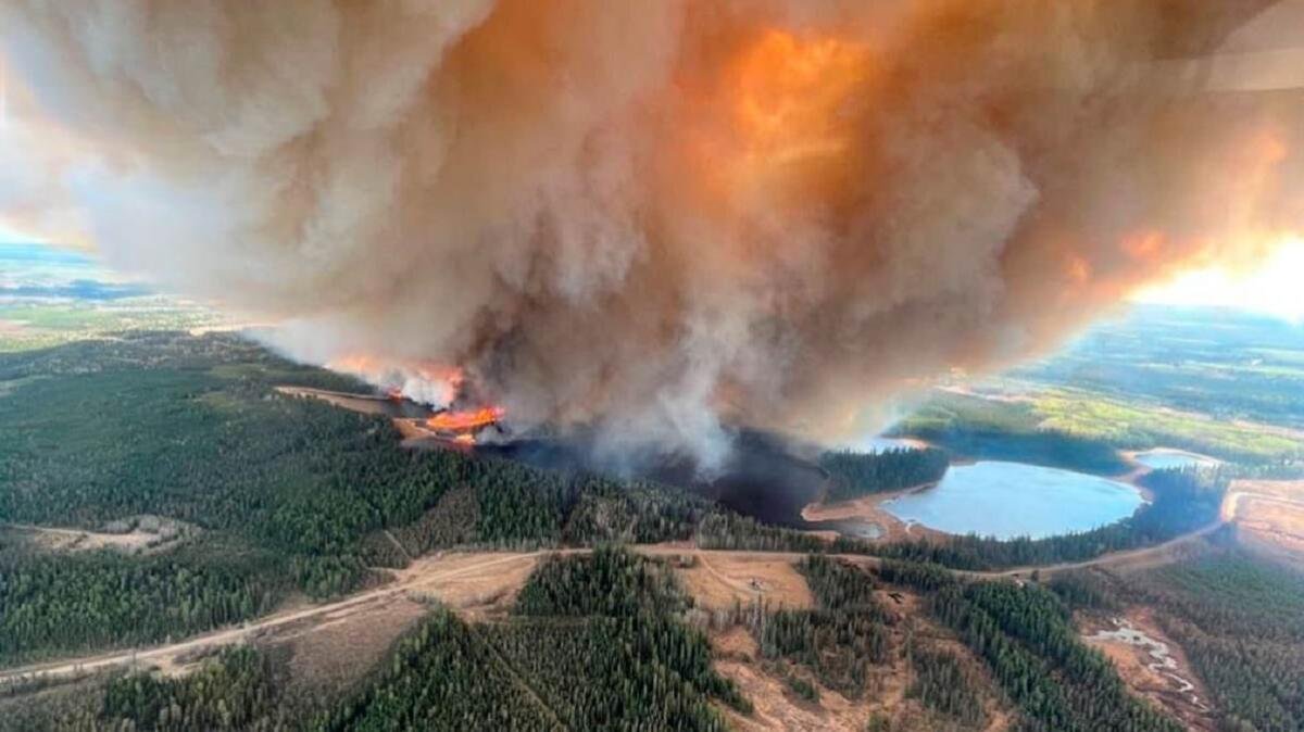 POR INCENDIOS FORESTALES EVACUAN A RESIDENTES EN PROVINCIA DE CANADÁ