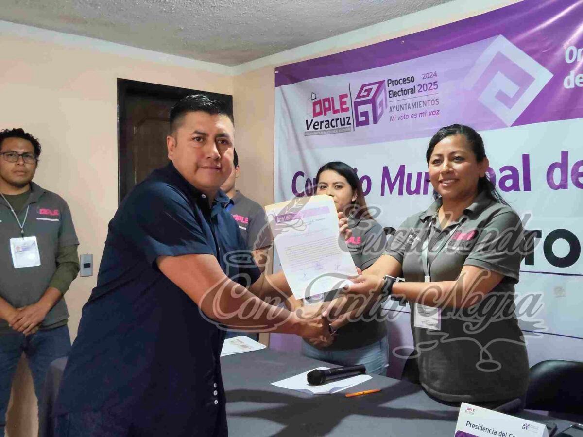 ENTREGAN CONSTANCIA DE MAYORÍA A ALEJANDRO ALFONSO CAMARILLO