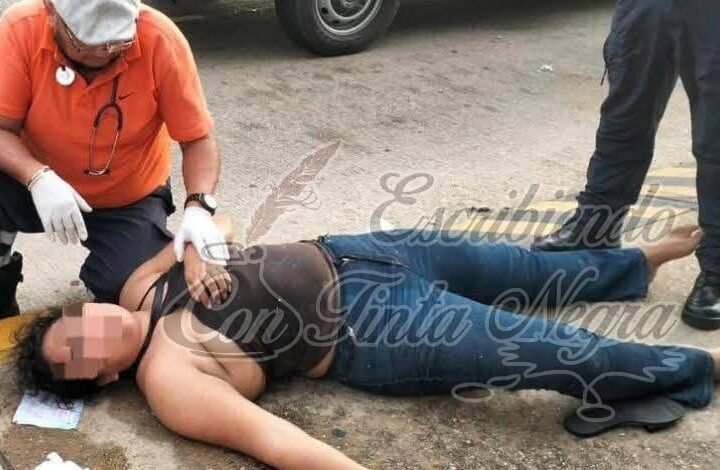 ABANDONAN A JOVEN AFUERA DE BAR