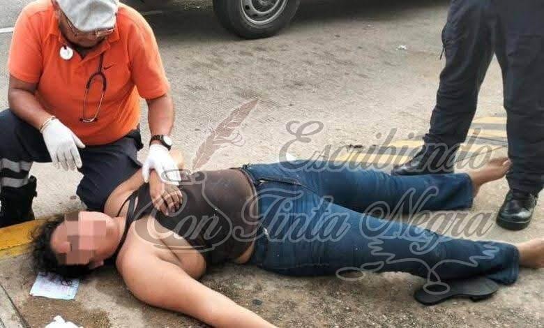 ABANDONAN A JOVEN AFUERA DE BAR