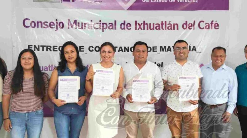 VIRIDIANA BRETÓN RECIBE CONSTANCIA DE MAYORIA