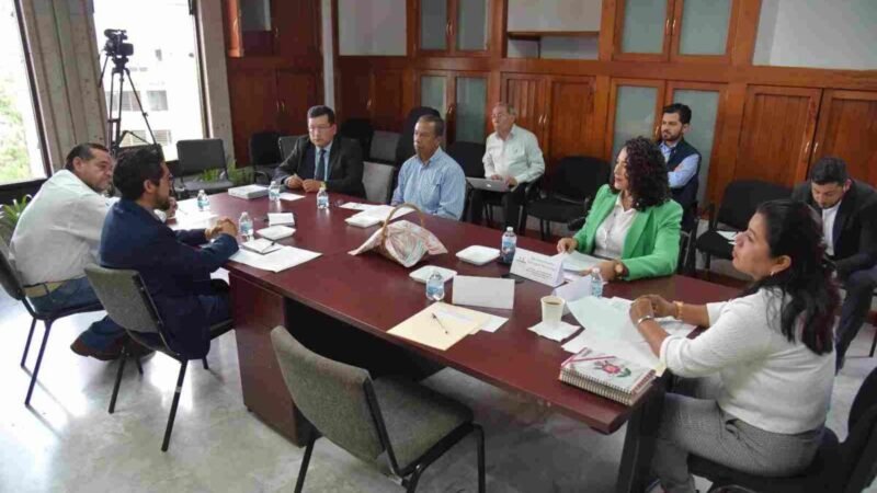 ATIENDEN DIPUTADAS A REPRESENTANTES DE GALLEROS DE LA ENTIDAD