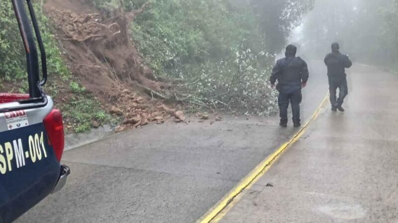 DESLAVES OBSTRUYEN CAMINOS EN CALCAHUALCO