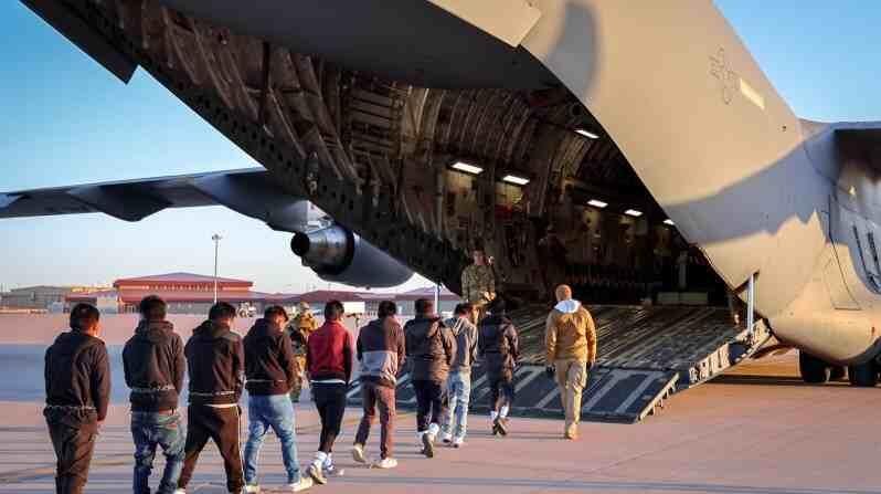 TRUMP MULTARÁ A PERSONAS QUE INCUMPLAN ORDEN DE DEPORTACIÓN