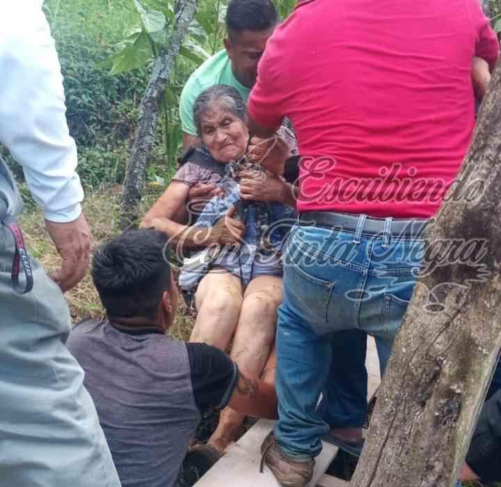 CAE MUJER A POZO ARTESANAL