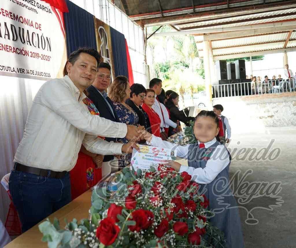 APADRINA UBALDO PÉREZ A GRADUADOS DE PRIMARIA BENITO JUÁREZ