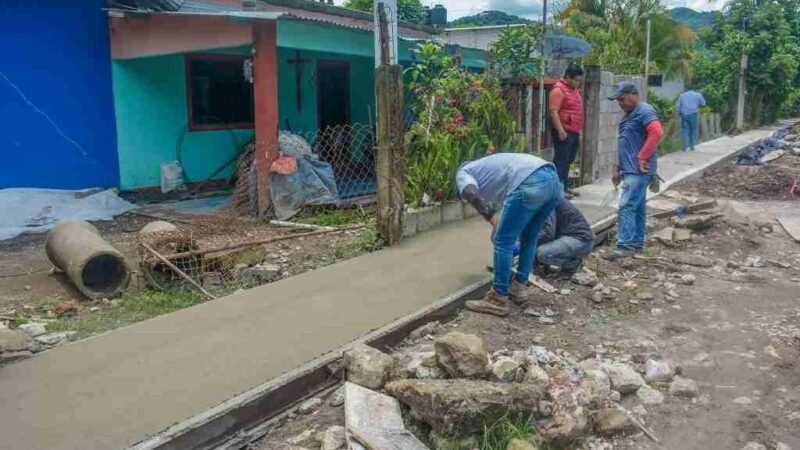 CONSTRUYEN BANQUETAS EN TECAMILLA