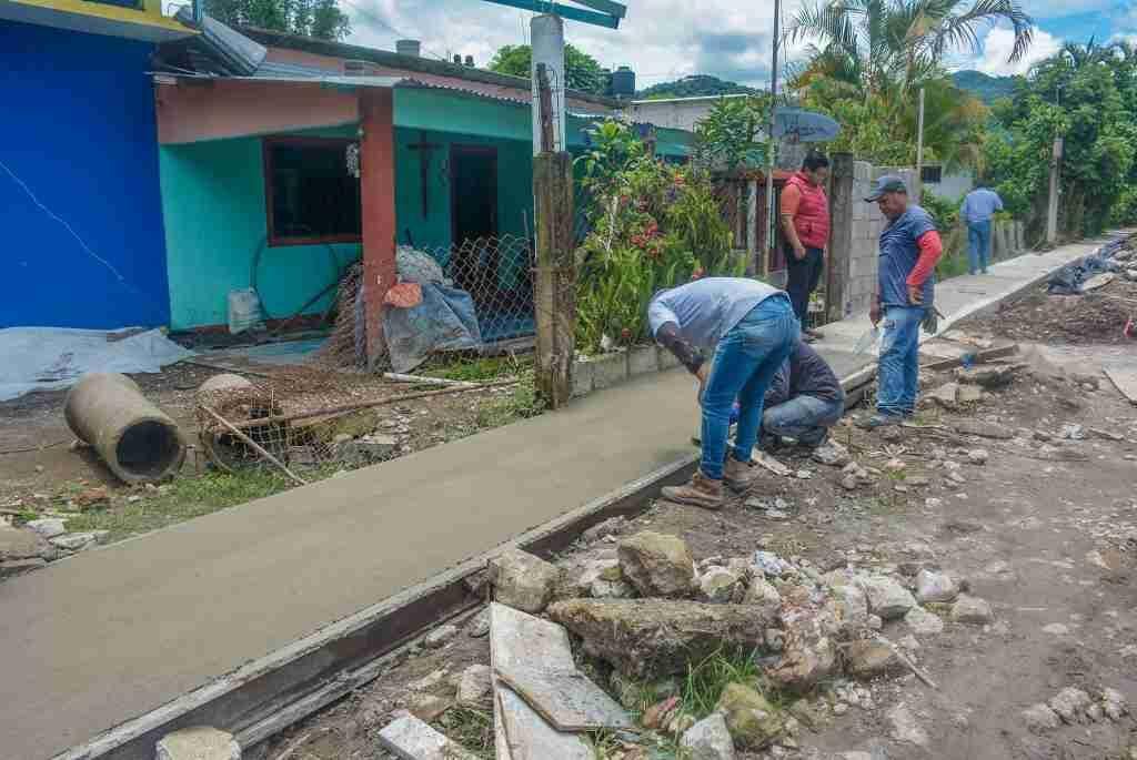 CONSTRUYEN BANQUETAS EN TECAMILLA