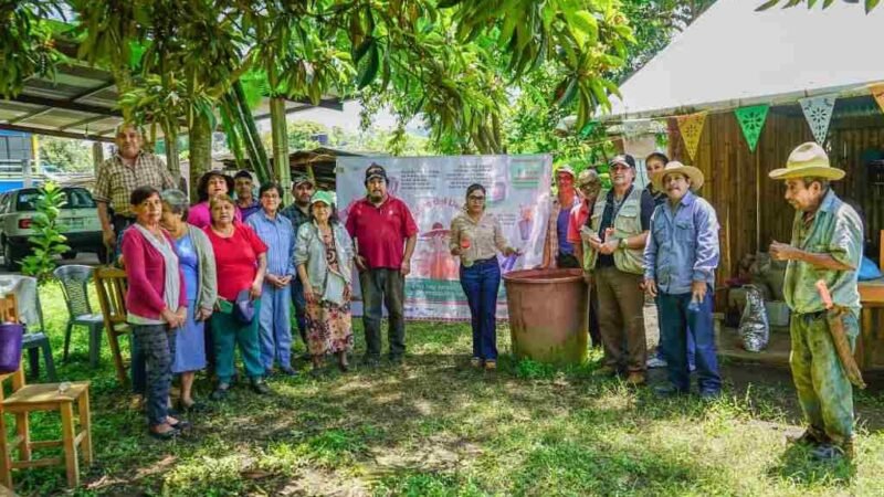 IMPARTEN PLÁTICA CONTRA EL DENGUE EN INVERNADERO DE TOMATLÁN