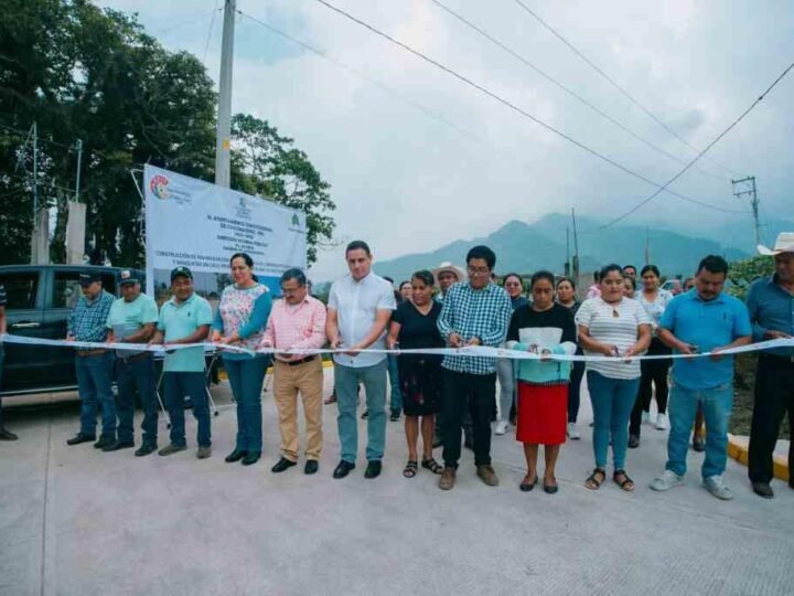 INAUGURA ALCALDE PAVIMENTACIÓN DE CAMINO