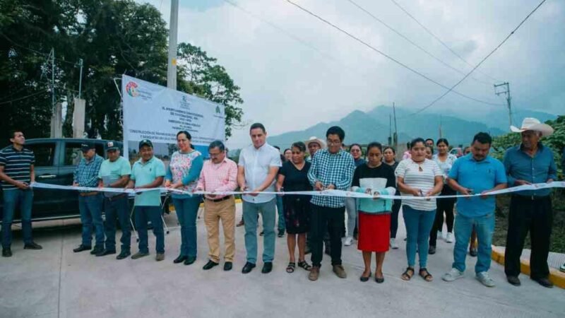 INAUGURA ALCALDE PAVIMENTACIÓN DE CAMINO