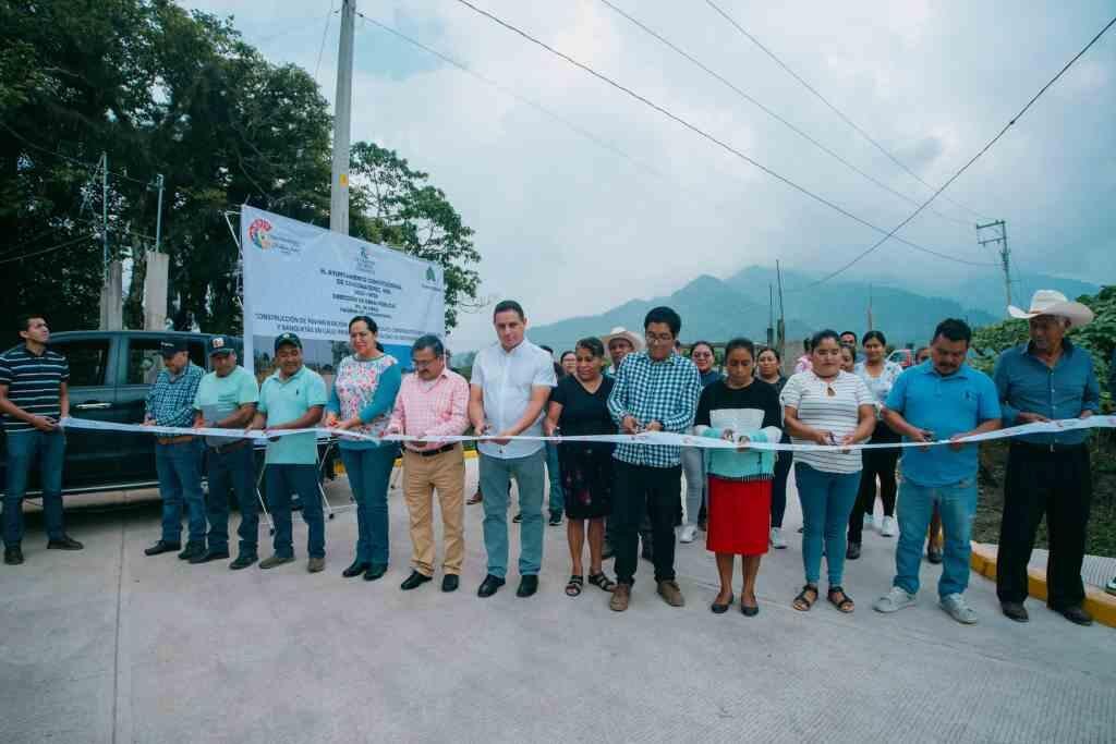 INAUGURA ALCALDE PAVIMENTACIÓN DE CAMINO