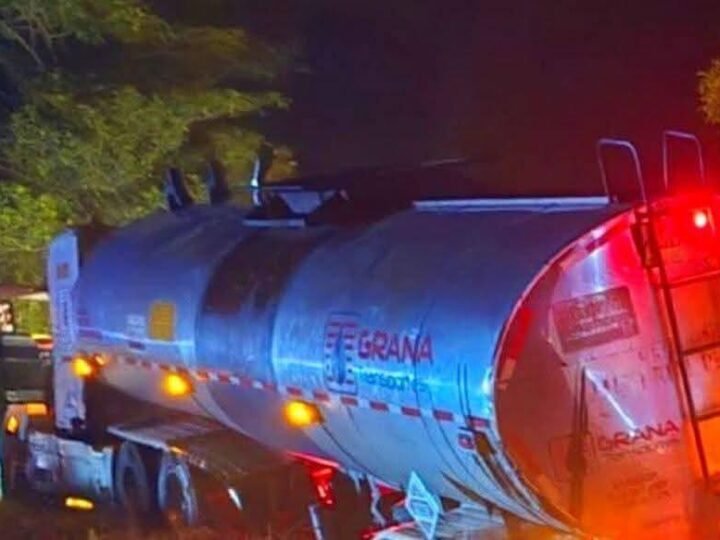 PERSECUSIÓN Y BALACERA POR ROBO DE PIPA CARGADA DE COMBUSTIBLE