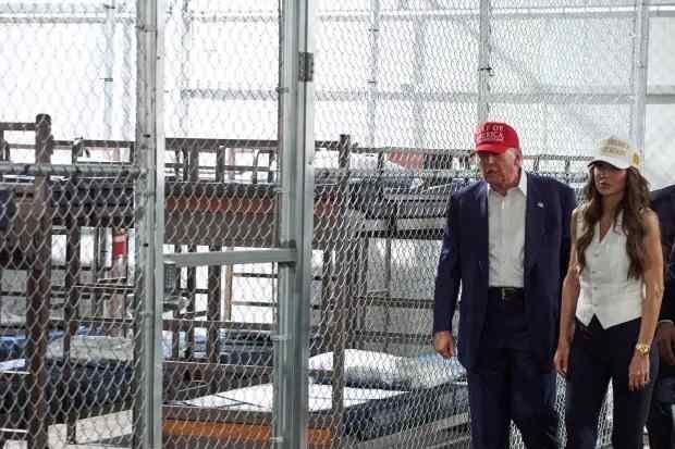 TRUMP VISITA LA CÁRCEL EL “ALCATRAZ DE LOS CAIMANES” EN FLORIDA