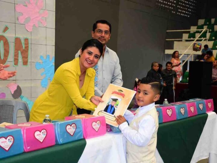 FESTEJAN FIN DE CICLO ALUMNOS Y ALUMNAS DE CAIC