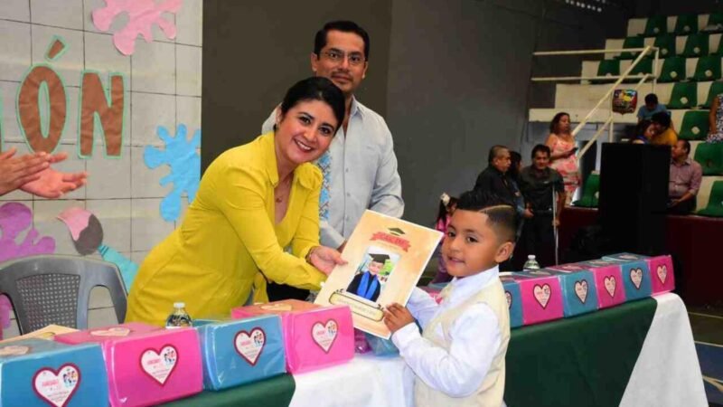 FESTEJAN FIN DE CICLO ALUMNOS Y ALUMNAS DE CAIC