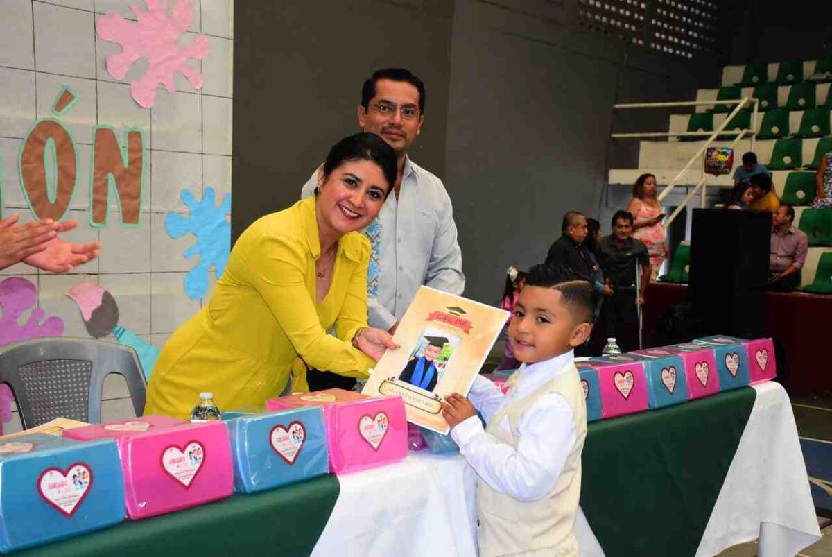 FESTEJAN FIN DE CICLO ALUMNOS Y ALUMNAS DE CAIC