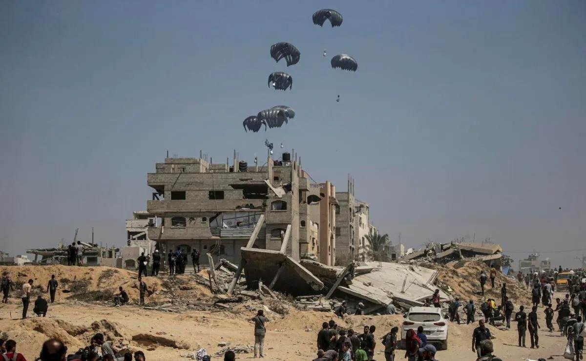 GAZA RECIBE AYUDA HUMANITARIA POR AIRE EN MEDIO DE CRISIS ALIMENTARIA