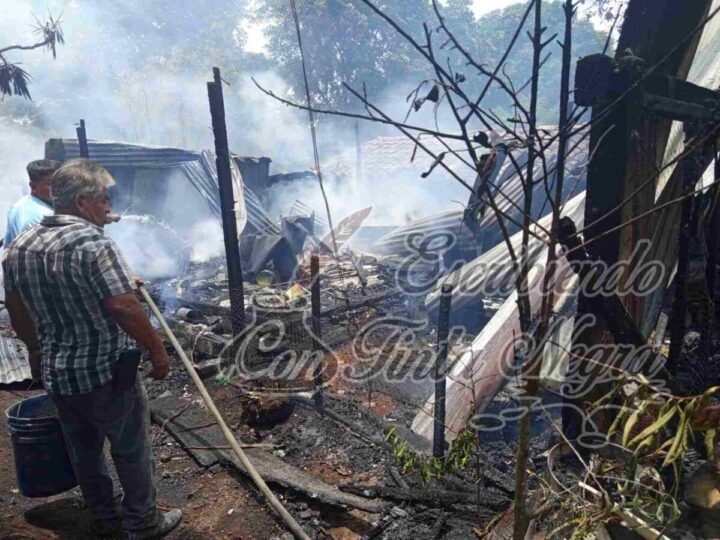 FUEGO CONSUME VIVIENDA EN TEPETLAPA