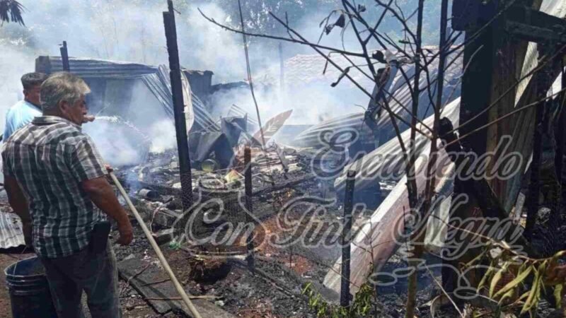 FUEGO CONSUME VIVIENDA EN TEPETLAPA