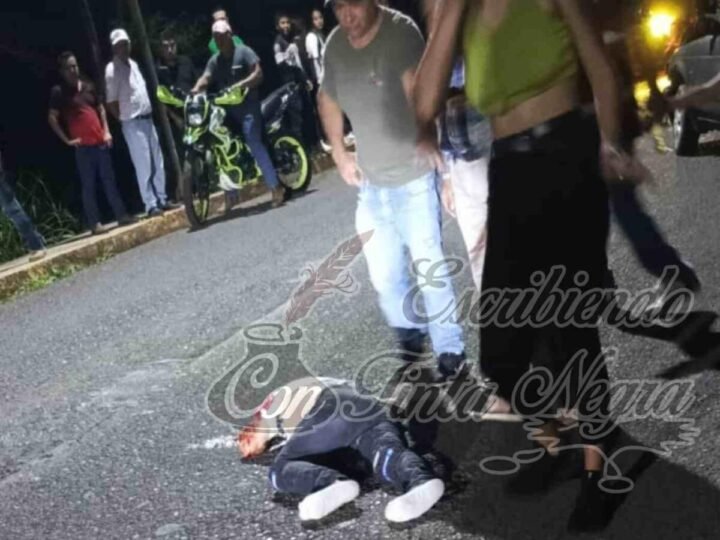 CHOCA MOTOCICLISTA EN COMAPA; ESTA GRAVE