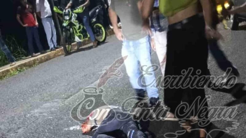 CHOCA MOTOCICLISTA EN COMAPA; ESTA GRAVE
