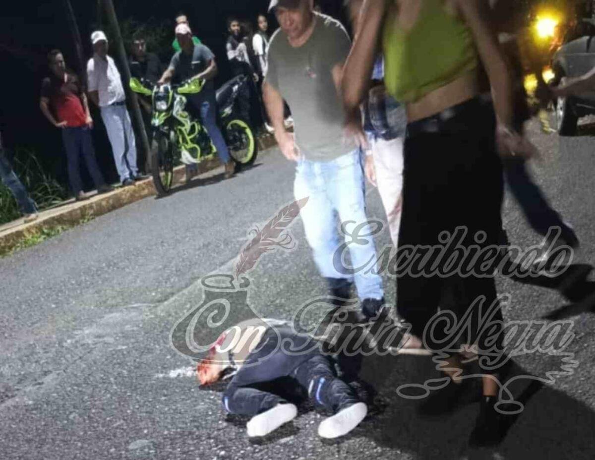 CHOCA MOTOCICLISTA EN COMAPA; ESTA GRAVE