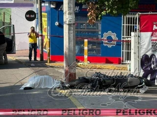 SE ESTRELLAN CONTRA POSTE; UNA MUJER MURIÓ