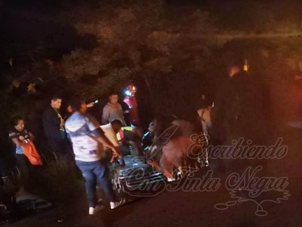 AUTO FANTASMA IMPACTA A PAREJA DE MOTOCICLISTAS