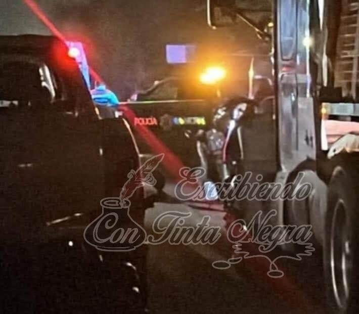 PAREJA DERRAPA Y LOS ARROLLA CAMIÓN