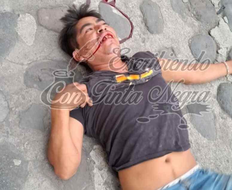 SE DISPUTAN EL AMOR DE UNA MUJER A TUBAZOS